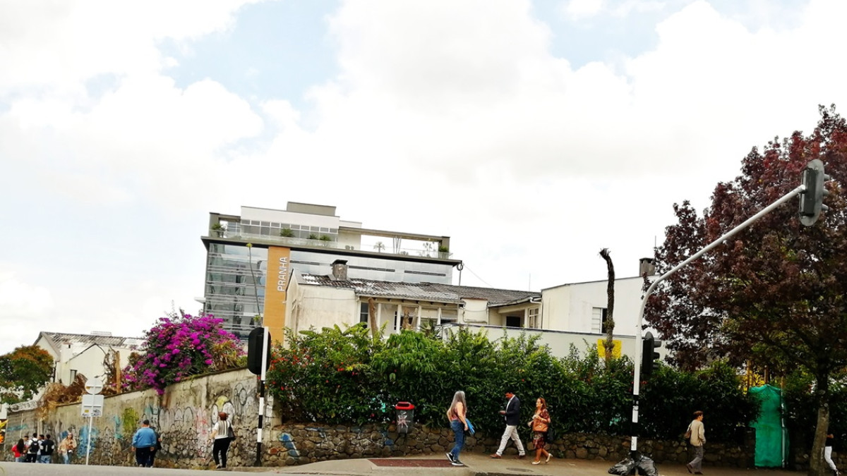 La casa señorial que perteneció a Ernesto Gutiérrez Arango y Bertha Botero, en el sector de El Cable en Manizales, es demolida para dar paso a una droguería.