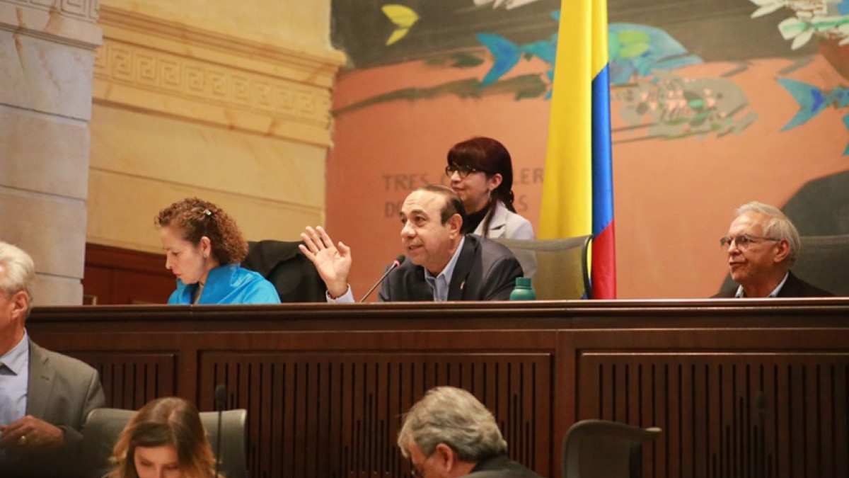Ricardo Bonilla (der.), ministro de Hacienda, fue derrotado en las comisiones económicas del Congreso.