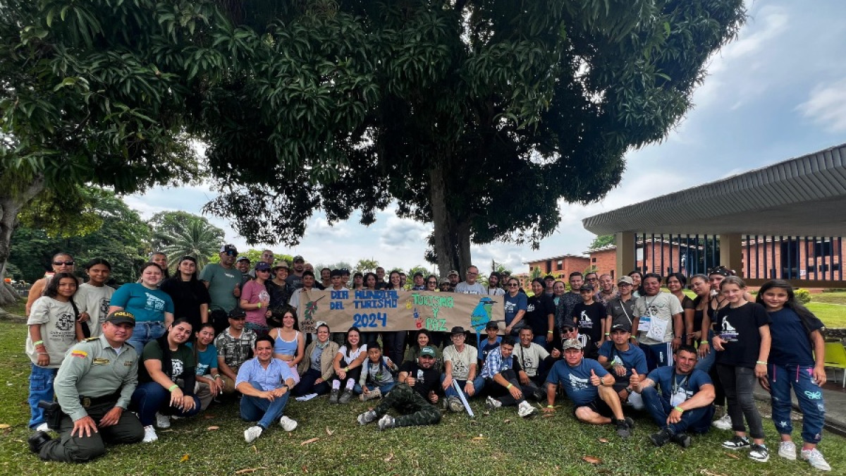 Participantes del Cuarto Encuentro Departamental de Clubes de Avistamiento de Aves en el Centro Recreacional Santágueda de Confa, en Palestina