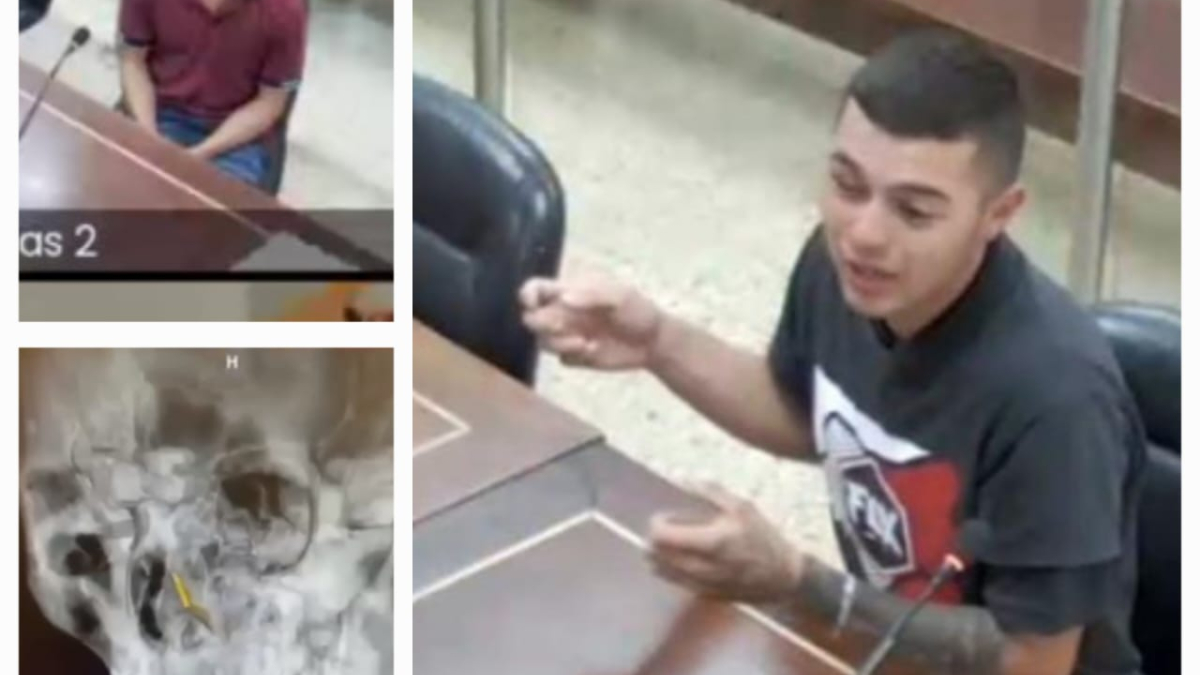Los dos señalados se tiran la pelota.