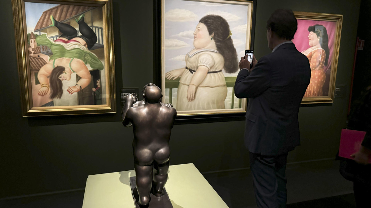 El universo único del artista colombiano Fernando Botero ha llegado al centro de Roma con la mayor exposición sobre su obra organizada en Italia, su segunda patria, un homenaje a un año de su muerte.