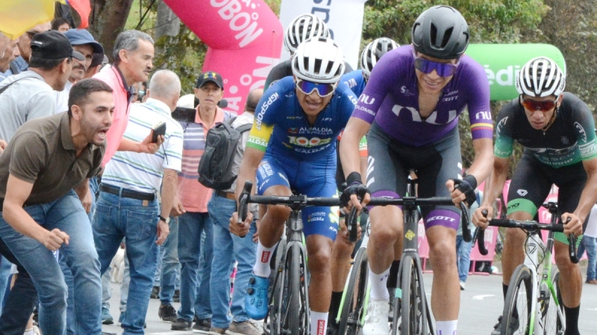 Yesid Pira (izquierda), de 100% Huevos Alcaldía de Manizales - Gobernación de Caldas, fue segundo en la etapa de ayer que terminó al frente de la Plaza de Toros.