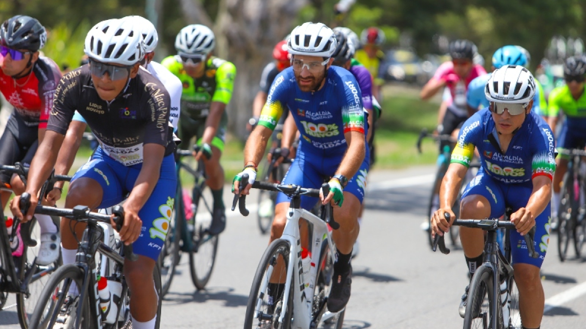 Juan Felipe Rodríguez, Yeison Rincón y Daniel Hoyos, tres de 100% Huevos - Alcaldía de Manizales - Gobernación de Caldas en el Clásico RCN.