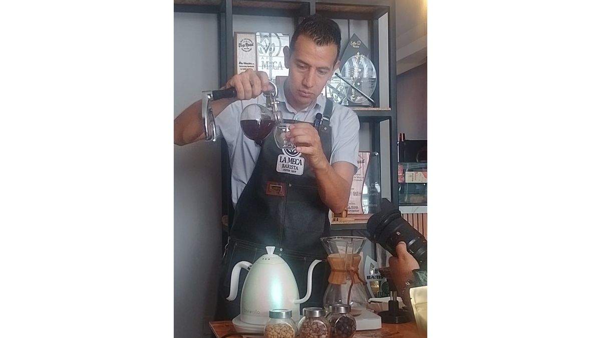 Óscar Triviño, propietario del Café La Meca, en Pitalito (Huila).