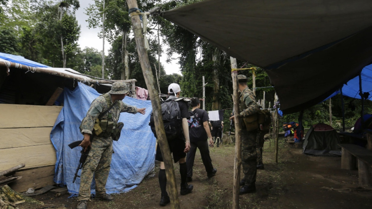 Fotografía que muestra un campamento en medio de un operativo este sábado en plena selva del Darién