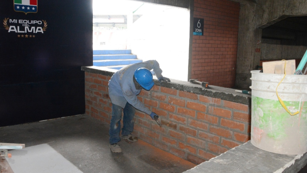 Un operario trabaja en el interior del estadio Palogrande.