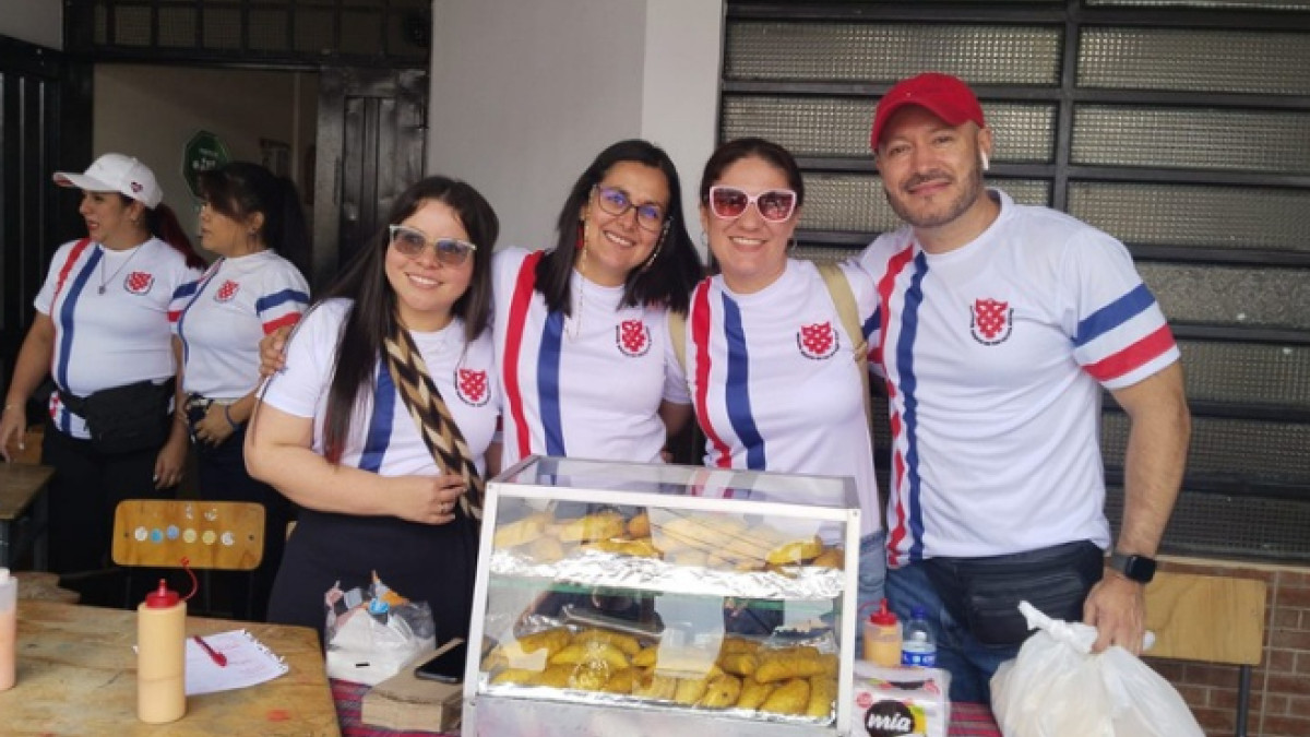 El puesto de empanadas del grado octavo resaltó por la acogida de los participantes.