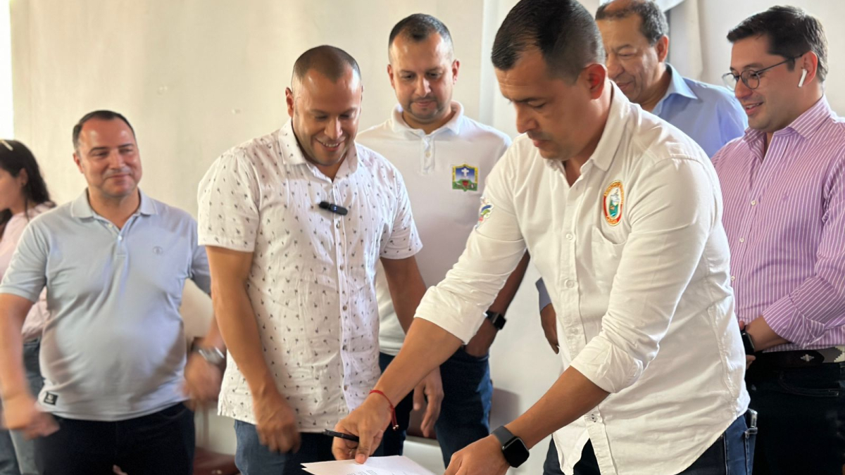 Los cinco alcaldes del Occidente Próspero de Caldas, con el gerente de la RAP Eje Cafetero, firmaron el miércoles el acuerdo que busca asociar sus municipios.