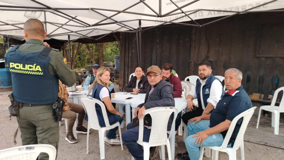 Camioneros empezaron este viernes a limpiar y a organizar el espacio donde se habían ubicado en el sector de Maltería, en Manizales. 