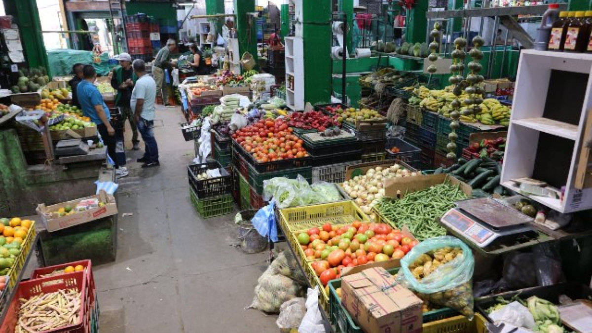 Aun hay productos pese al cierre de vías para camiones de carga