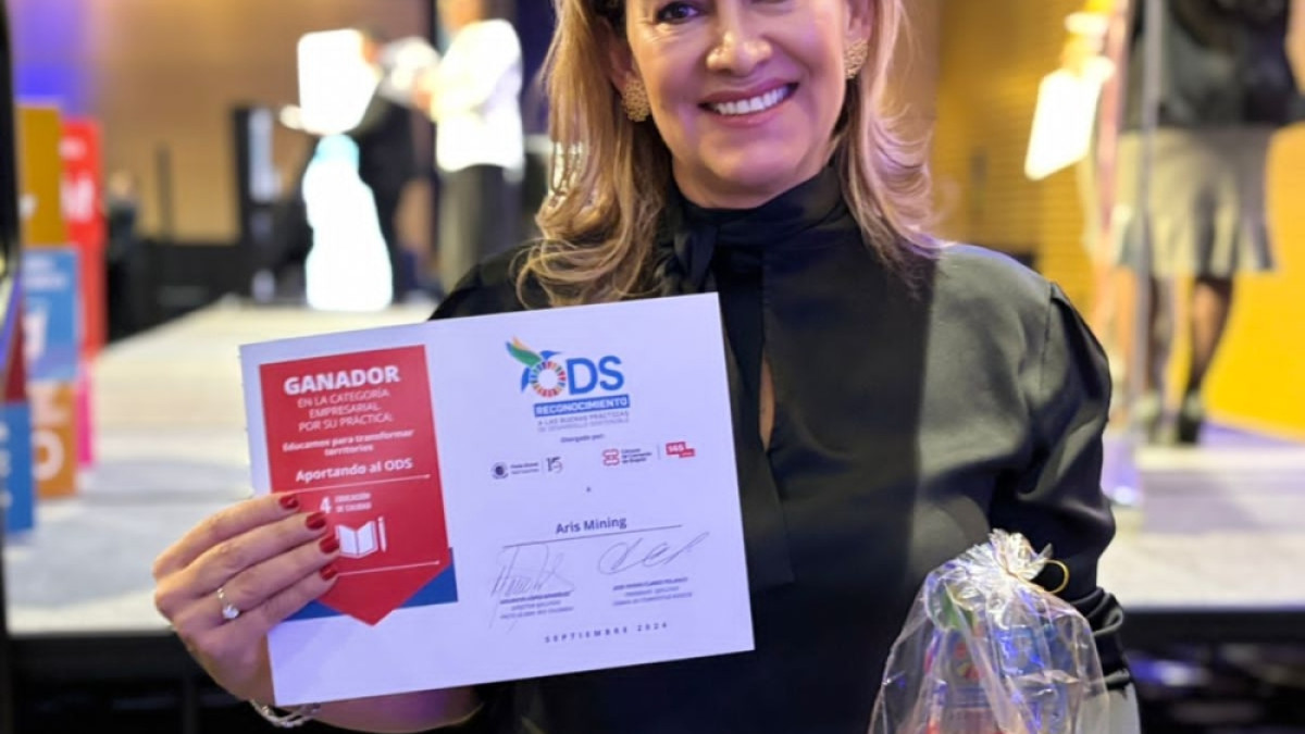 Giovanna Romero, vicepresidente senior de Asuntos Corporativos y Sostenibilidad de Aris Mining, recibió el reconocimiento en Buenas Prácticas de Desarrollo Sostenible.
