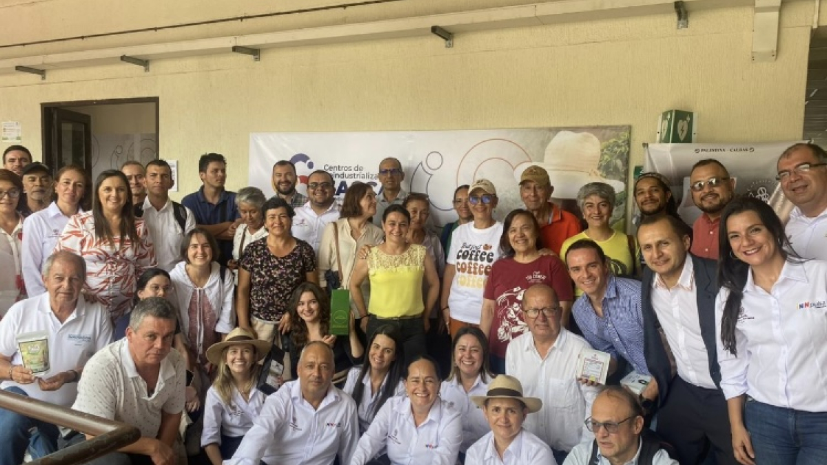 Este proyecto busca generar oportunidades y avanzar en el cierre de brechas competitivas para contribuir con el bienestar común de los cafeteros.