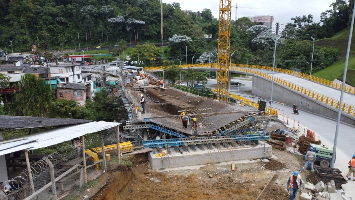 El intercambiador vial de Los Cedros es una obra clave para la generación de empleo en Manizales. El alcalde de Manizales, Jorge Eduardo Rojas, expuso las cuatro acciones que ejecuta para combatir el desempleo en la ciudad, que fue el más alto del Eje Cafetero en dos trimestres móviles del 2024.