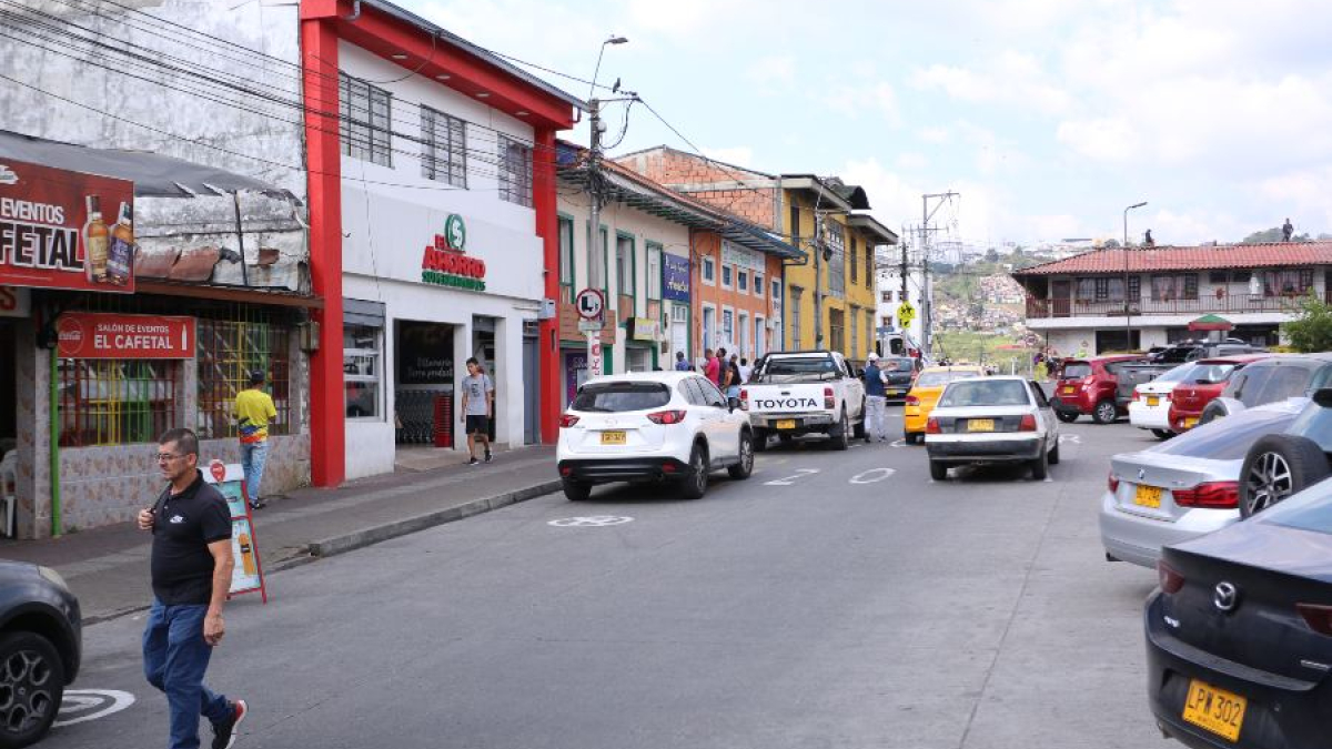 Foto| Luis Trejos | LA PATRIA  "El mal parqueo y el transporte pirata en Villamaría generan desorden vial, afectando la movilidad y la seguridad de los ciudadanos", según algunos ciudadanos afectados. 