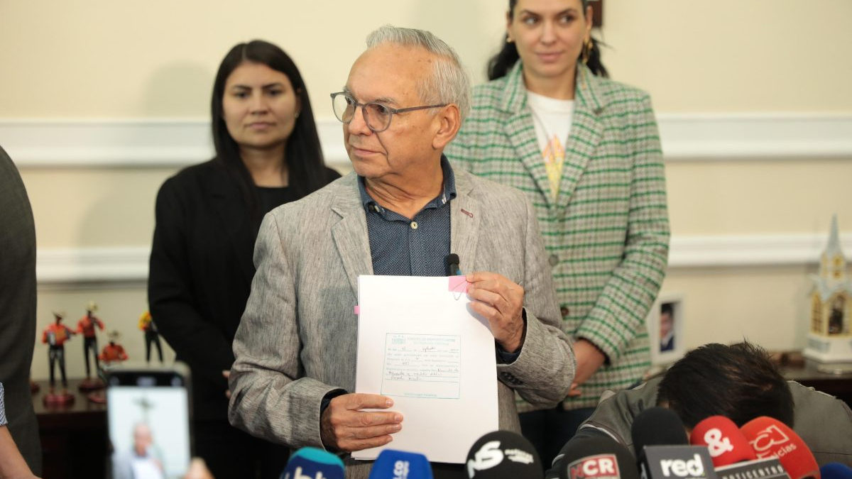 El ministro de Hacienda, Ricardo Bonilla, radicó esta mañana la reforma tributaria.
