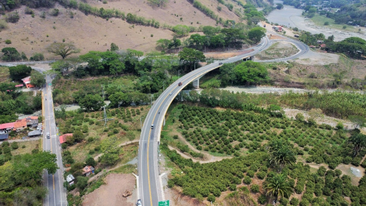 Antes de viajar, infórmese sobre las empresas de transporte de pasajeros que están frenadas en el corredor Eje Cafetero, Valle del Cauca y Antioquia por el paro camionero. En la foto, el sector El Palo de la concesión Pacífico Tres, que conduce de Manizales a Medellín.