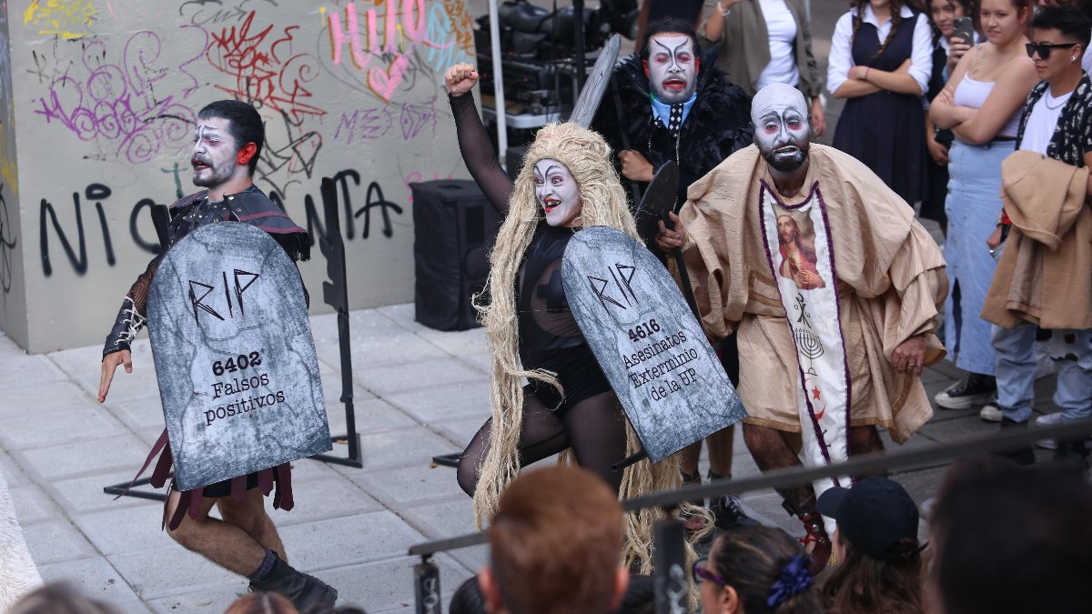 Clowns de Shakespeare, compañía brasileña, presentó ayer su obra Ubú, lo bueno debe de continuar. Se vuelven a presentar mañana.