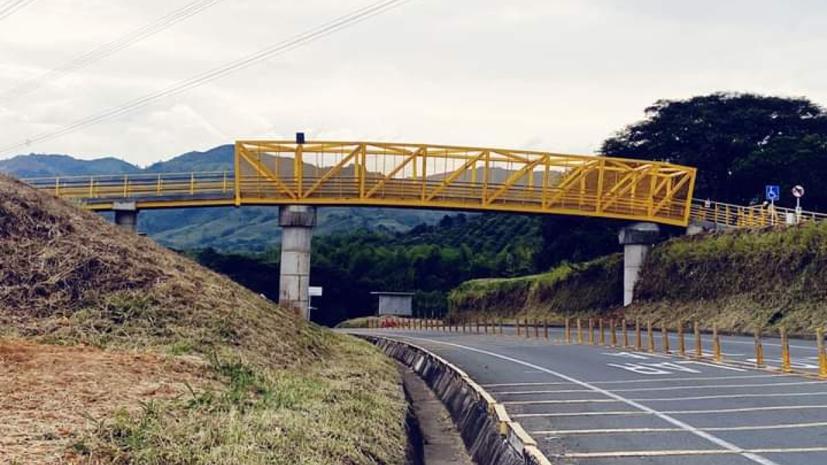 Puente peatonal en vía Cali Medellín, tramo de Risaralda (Caldas).