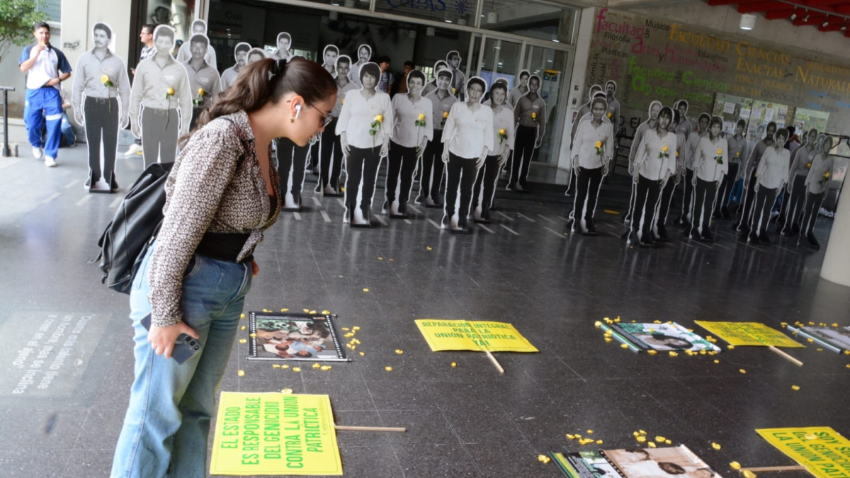 La galería de la memoria está conformada por 100 siluetas y 200 fotografías de miembros de la Unión Patriótica. 
