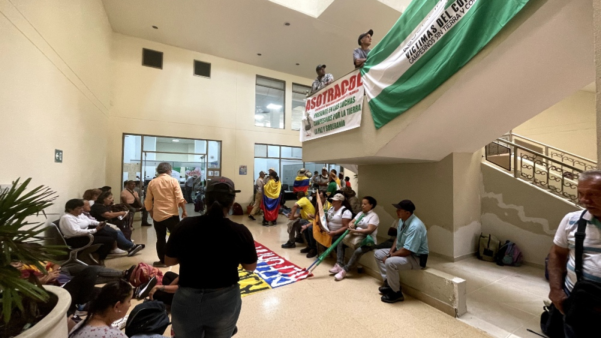 Campesinos protestan en la Agencia Nacional de Tierras pidiendo celeridad en la entrega de terrenos