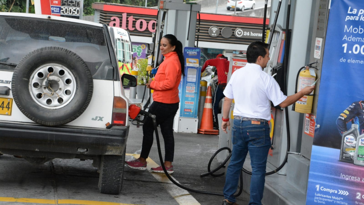 Desde el miércoles en la noche se han presentado largas filas en las estaciones de servicio de Manizales. 