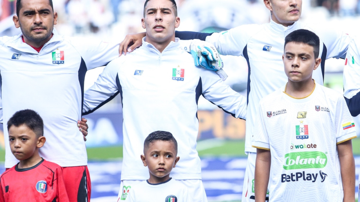 Santiago García Salazar (c), en los actos protocolarios del partido Once Caldas - Deportivo Cali, luego de que Mateo García le cumpliera el sueño de salir con él al terreno de juego.