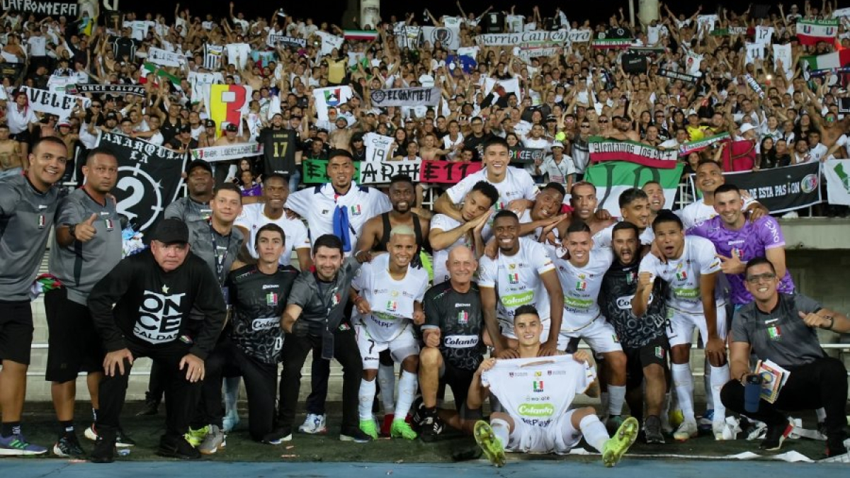 El equipo celebró con la hinchada del Once Caldas que llenó la tribuna norte del estadio Hernán Ramírez Villegas en Pereira. 