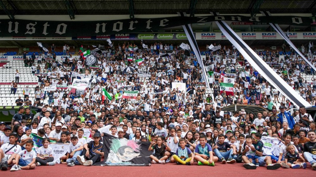 El entrenamiento finalizó y los jugadores del Once Caldas y sus hinchas se tomaron la foto previo al clásico ante el Deportivo Pereira. "La única banda del Eje, la banda del Once", escribió el Club en sus redes sociales.