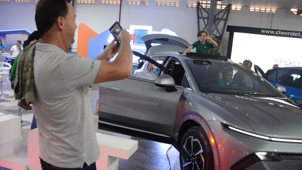 Los niños disfrutaron, junto a sus familiares, de los lanzamientos de carros.