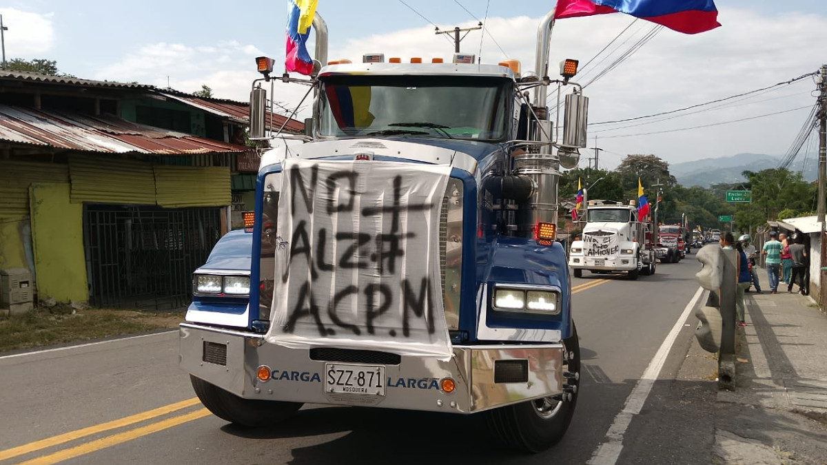 El paro camionero bloquea la entrada a Chinchiná (Caldas). Los conductores se movilizaran por las calles del municipio.