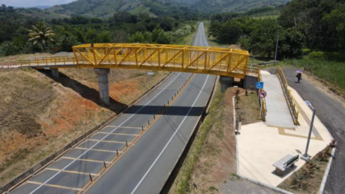 Así quedó el puente peatonal en Calle Larga, en Risaralda (Caldas).