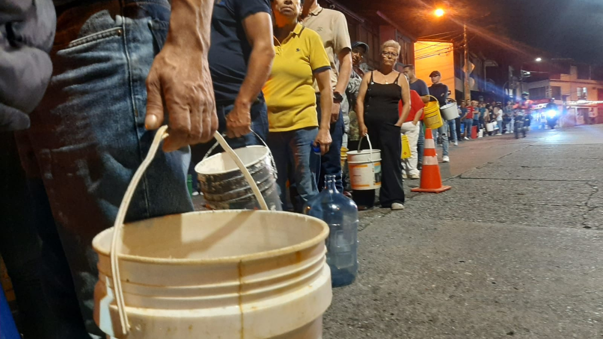 Fila a un lado de la escuela Rufino José Cuervo del barrio Malabar de Manizales para abastecerse de agua de un carrotanque.