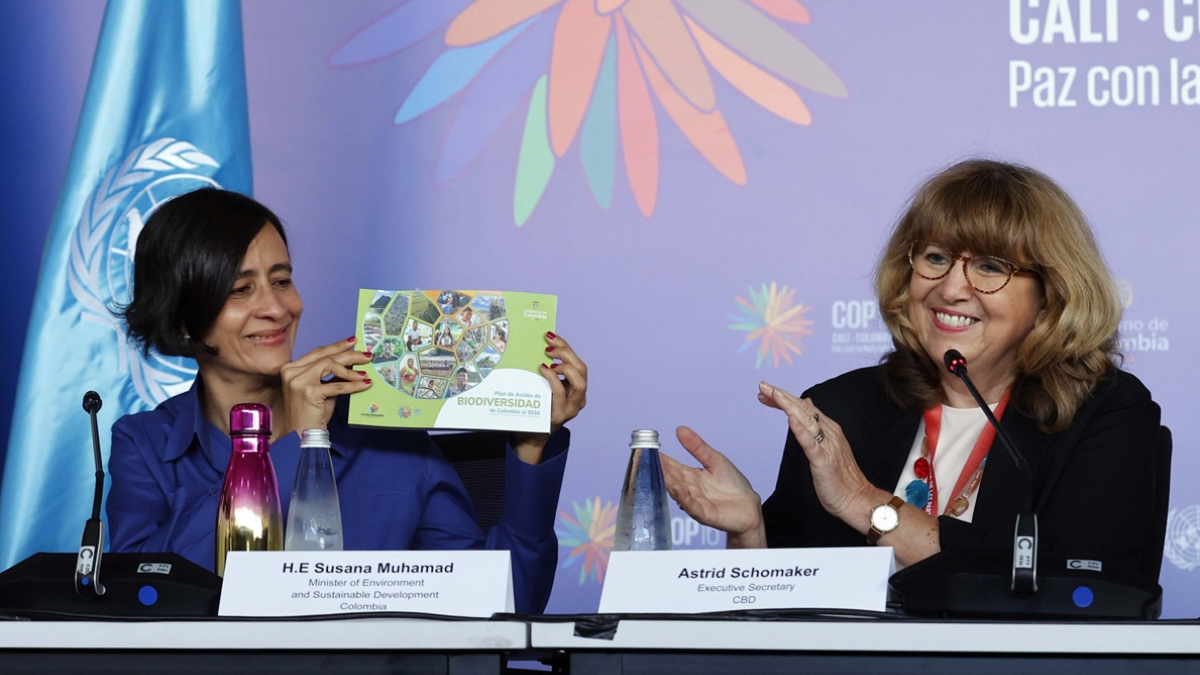 Foto | EFE | LA PATRIA La ministra de Ambiente y Desarrollo Sostenible de Colombia, Susana Muhamad, sostiene el Plan de Acción de Biodiversidad que el país busca ampliar del 24 al 34% en el 2030