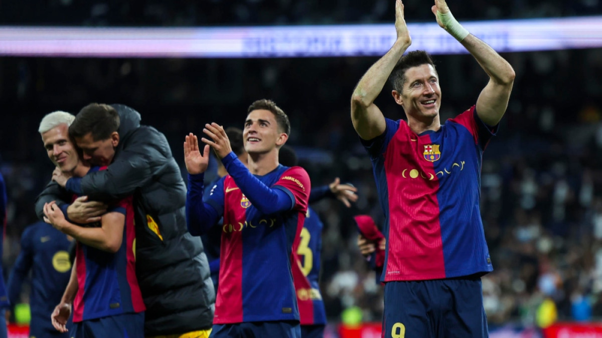 FC Barcelona celebra la victoria tras el partido de la jornada 11 de LaLiga  este sábado en el estadio Santiago Bernabéu, en Madrid. 