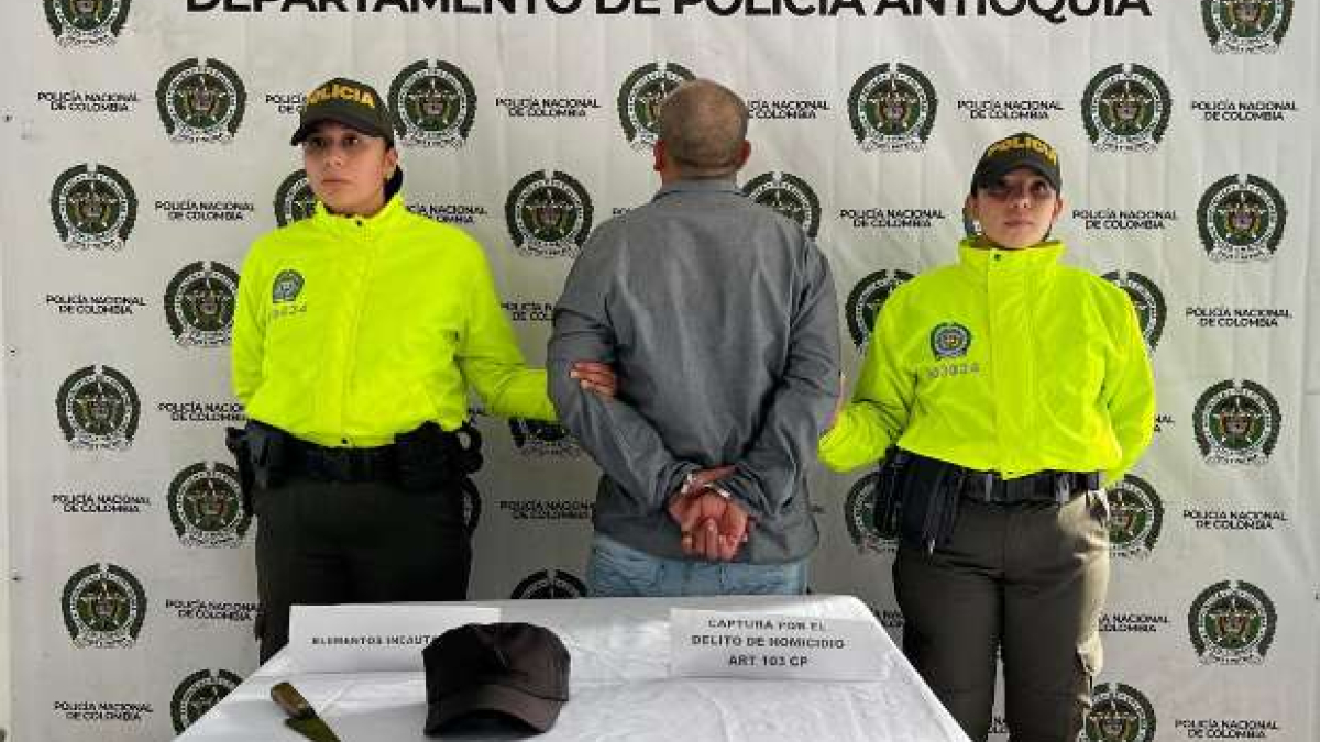 El detenido cuenta con antecedentes por los delitos de homicidio, acceso carnal, extorsión, y tráfico, fabricación o porte de estupefacientes.