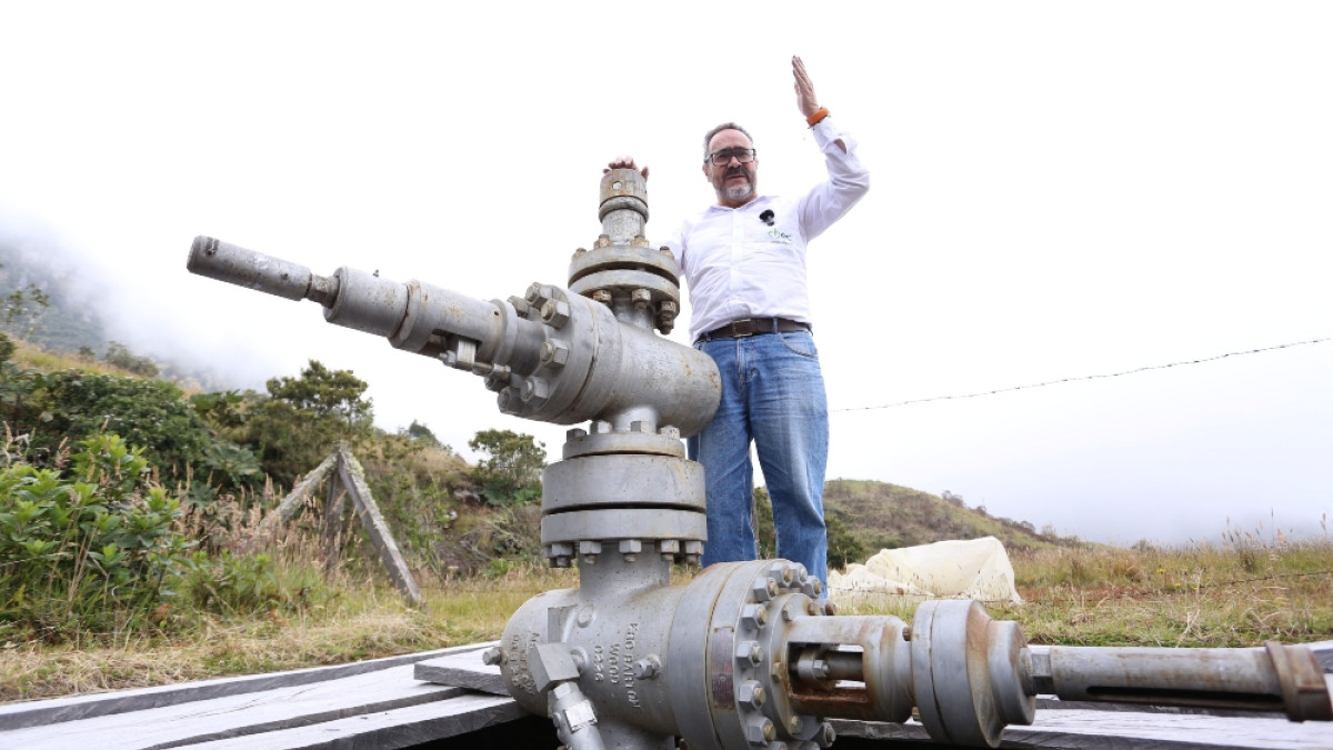 Geotermia, al descubierto: Caldas se perfila como un epicentro de la transición energética en Colombia. Julián López, coordinador del proyecto geotérmico en el valle de Nereidas (Villamaría), muestra el pozo perforado en 1997. Chec, Ecopetrol y Baker Hughes quieren revivir el proyecto. LA PATRIA le muestra el impacto, los beneficios y un mapa de esta fuente de energía en Colombia.