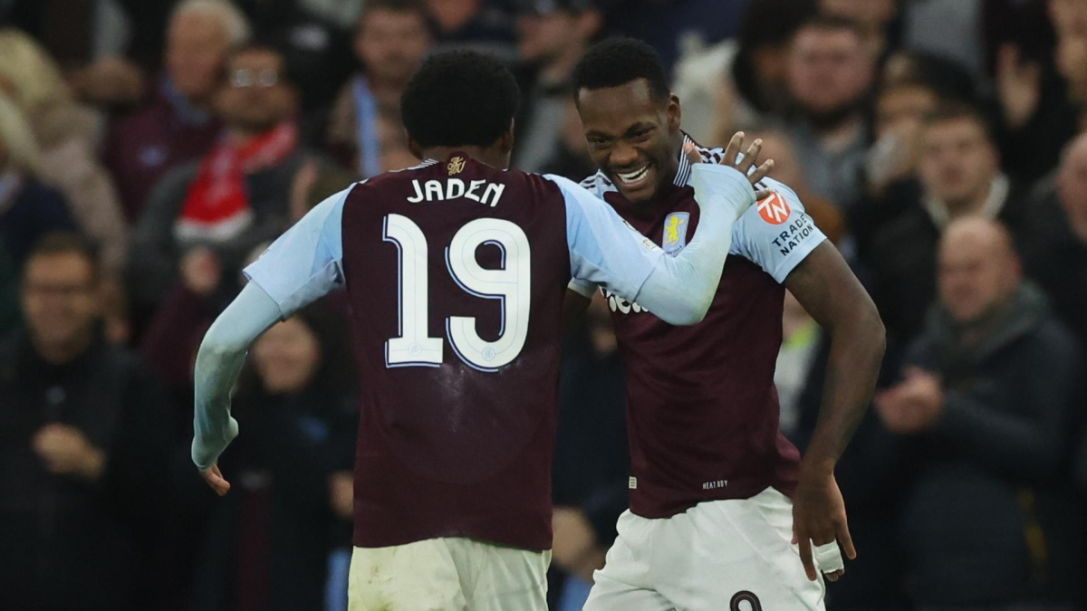Jhon Duran celebra con Jaden Philogene-Bidace su gol ante el Bayern Munich.