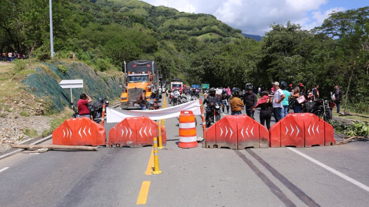 Varias personas que iban para Medellín o venían de esa región hacia Manizales o sectores vecinos tuvieron que pasar caminando, en busca de un nuevo transporte que los movilizara más adelante.