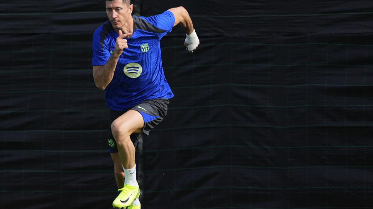 El jugador del FC Barcelona Robert Lewandowski durante el entrenamiento.
