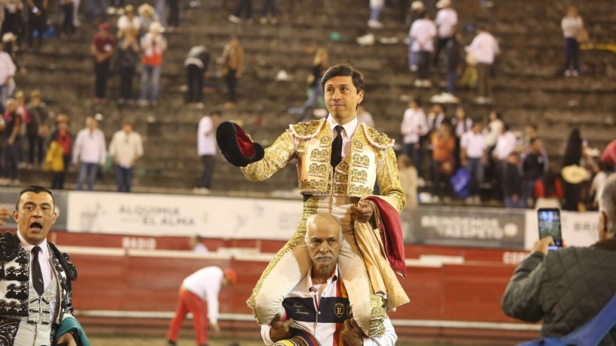 El torero de Ubaté Manuel Libardo obtuvo su cupo para la Feria de Manizales tras cortarle dos orejas al toro Abanderado de 584 kg de la ganadería de Ernesto Gutiérrez. Fue reconocido como el mejor torero la temporada de Toros y Ciudad.