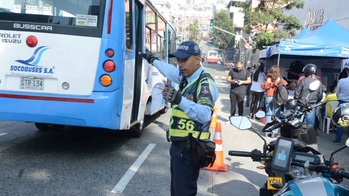 Agente de tránsito controlando el tráfico en Manizales