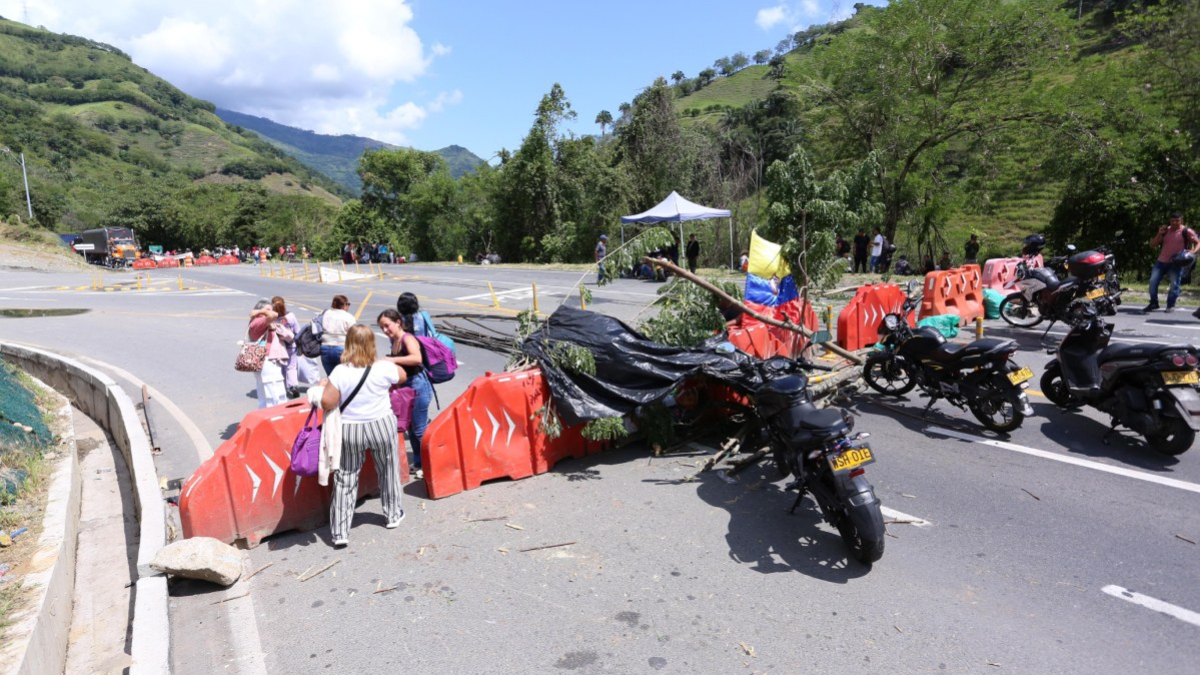 El bloqueo este lunes en la vía Manizales - Medellín, en el sector del ingreso a Marmato (Caldas). 