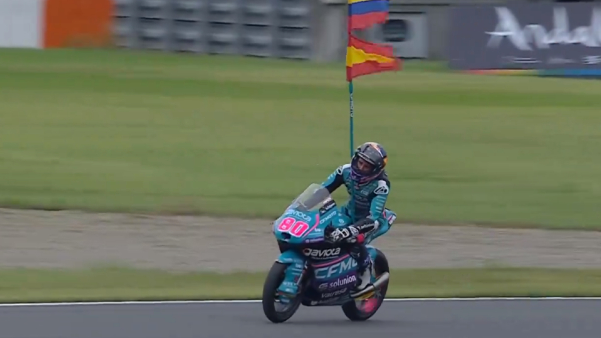 David Alonso celebra con las banderas de Colombia y España su título en Moto3.