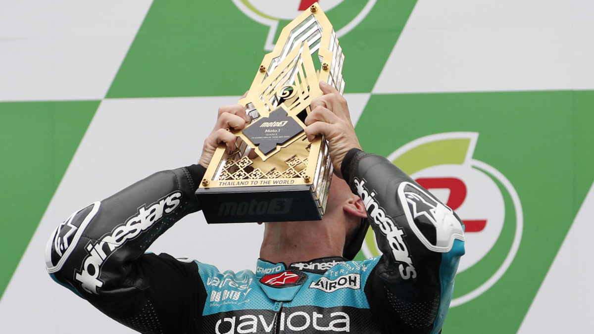 David Alonso celebra su quinta victoria consecutiva y la duocédima de la temporada de Moto3.