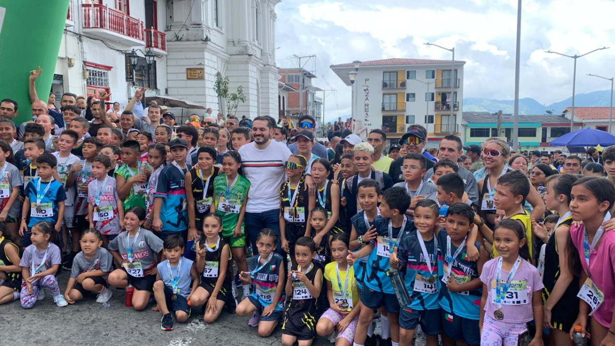 Los niños participaron en el arranque de las Fiestas del Corcho de Neira este domingo.