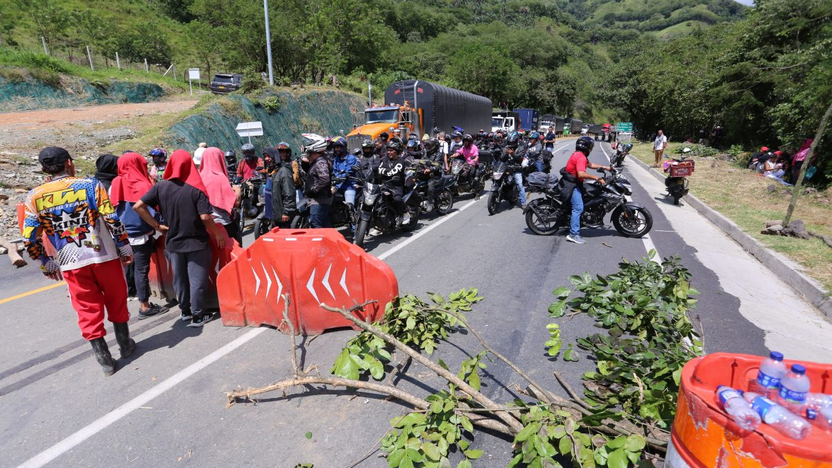 El paro minero tiene bloqueada desde el lunes la vía Manizales - Medellín, en el desvío a Marmato.
