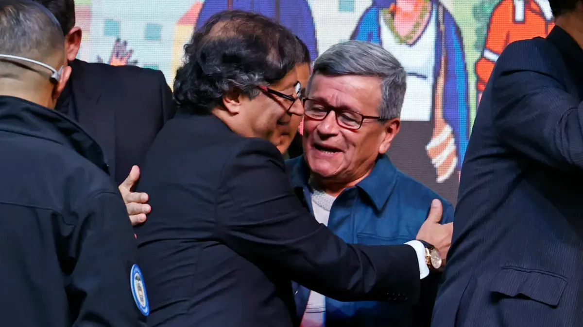 El presidente de Colombia, Gustavo Petro, y "Pablo Beltrán", jefe negociador del Ejército de Liberación Nacional (Eln), en el 2023 durante la instalación del Comité Nacional de la Participación - instancia transitoria de la Mesa de Diálogos de Paz, en Bogotá (Colombia). 