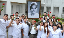 Estudiantes de enfermería de distintos semestres se unieron a la apertura de la sala del afecto Cándida Rosa Castañeda Valencia y la recordaron como maestra ejemplar en el área de la salud.