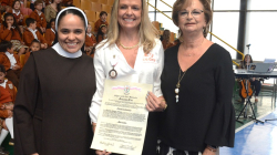 Reconocidas con el escudo del Colegio Santa Inés