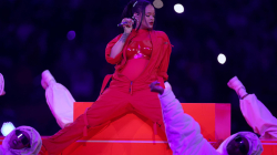 Rihanna revela su segundo embarazo en su regreso musical en el Super Bowl